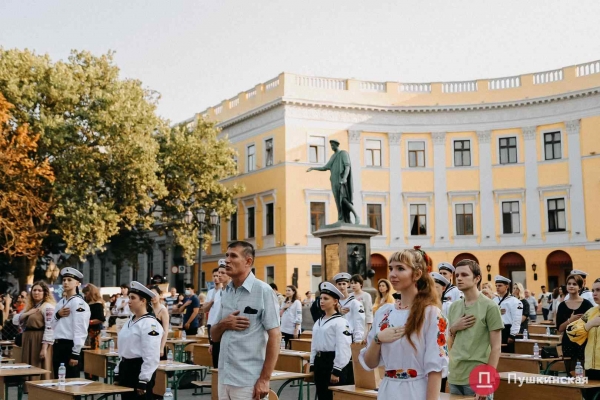 Как на площади у Дюка одесситы писали диктант по украинскому языку. Фото