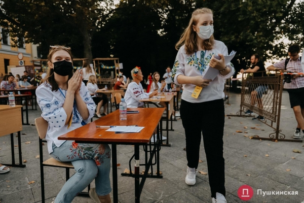 Как на площади у Дюка одесситы писали диктант по украинскому языку. Фото