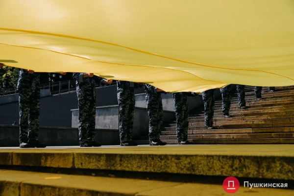 Над Потемкинской лестницей развернули 30-метровый флаг Украины. Фото