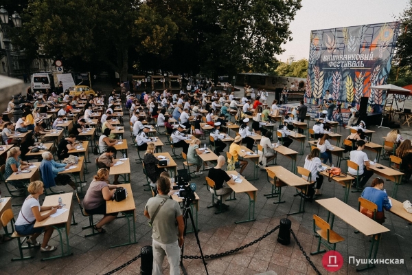 Как на площади у Дюка одесситы писали диктант по украинскому языку. Фото