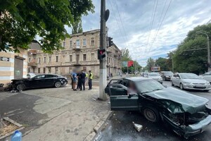 На Молдаванке машина влетела в стену дома: момент ДТП попал на видео