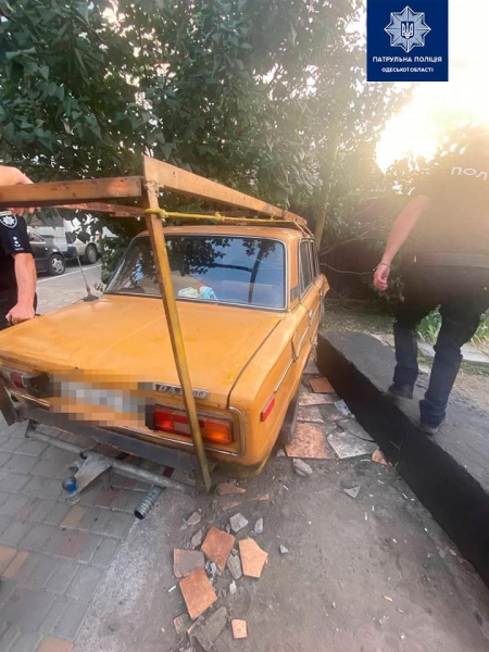 Одесский горе-угонщик устроил ДТП на чужой машине 