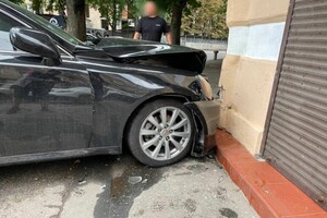 На Молдаванке машина влетела в стену дома: момент ДТП попал на видео