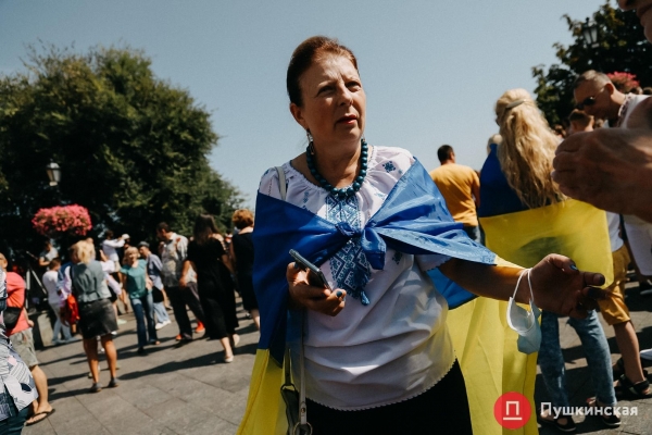 Над Потемкинской лестницей развернули 30-метровый флаг Украины. Фото