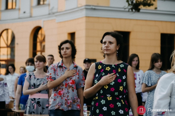Как на площади у Дюка одесситы писали диктант по украинскому языку. Фото