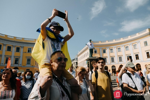 Над Потемкинской лестницей развернули 30-метровый флаг Украины. Фото