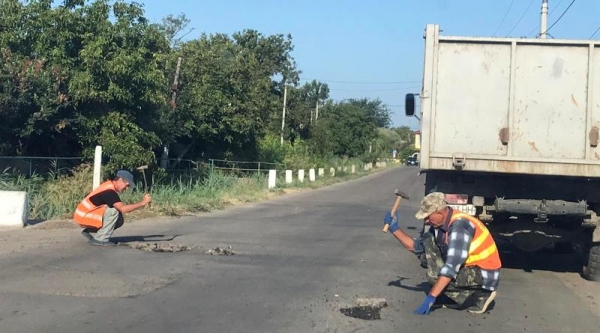 Килийские коммунальщики засыпают ямы на дорогах асфальтной крошкой 
