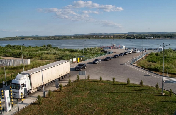 Паромщики перевезли 45 тысяч пассажиров через Дунай в Румынию за год работы