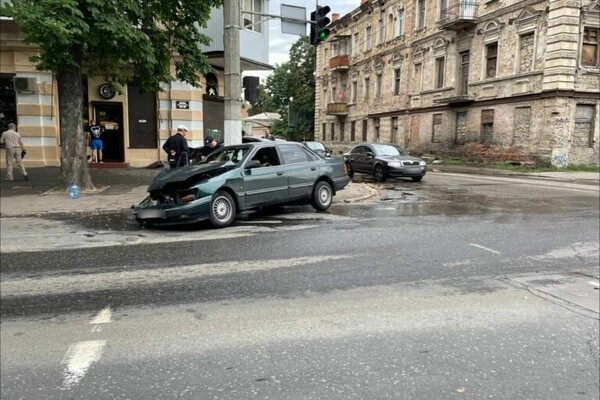 На Молдаванке машина влетела в стену дома: момент ДТП попал на видео