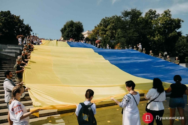 Над Потемкинской лестницей развернули 30-метровый флаг Украины. Фото