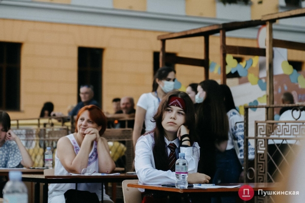 Как на площади у Дюка одесситы писали диктант по украинскому языку. Фото