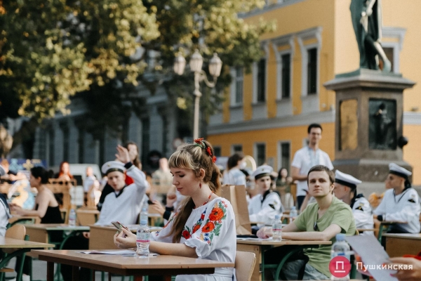 Как на площади у Дюка одесситы писали диктант по украинскому языку. Фото