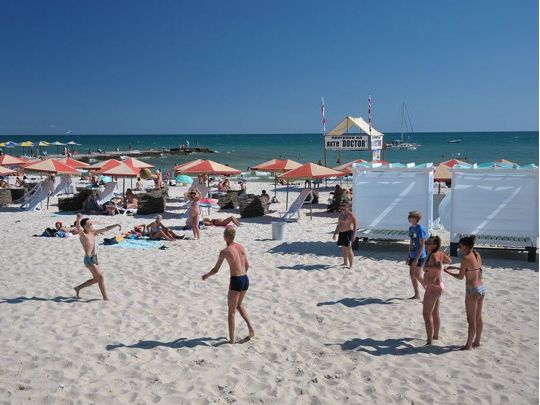 Дивний випадок на курорті: у Залізному Порту парочка зайнялася сексом на пляжі на очах у дорослих та дітей