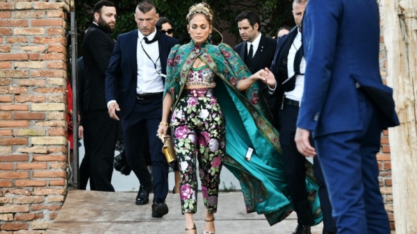Дженнифер Лопес оконфузилась на показе Dolce & Gabbana из-за бирки