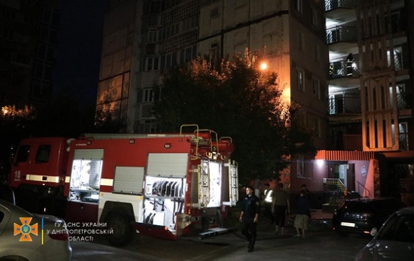 В Днепре пожарные спасли мужчину из горящей квартиры