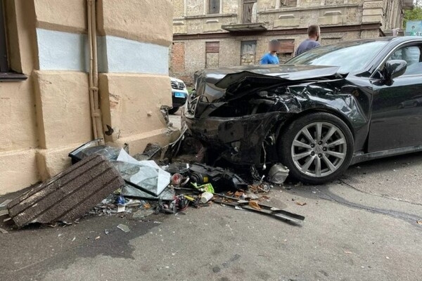 На Молдаванке машина влетела в стену дома: момент ДТП попал на видео