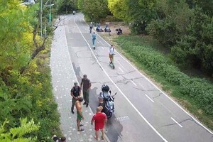 На Трассе Здоровья велосипедист сбил коляску с ребенком: подробности