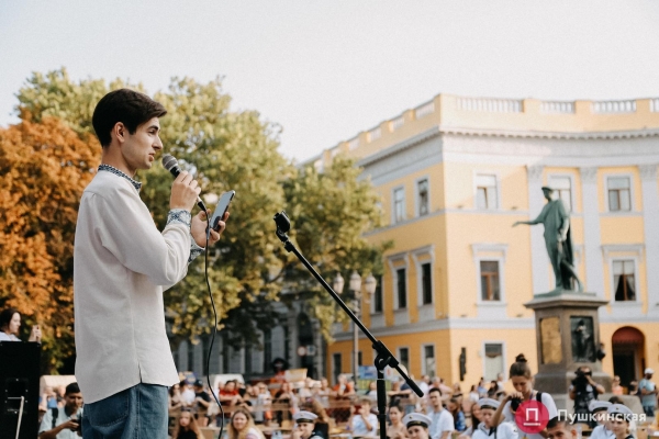 Как на площади у Дюка одесситы писали диктант по украинскому языку. Фото