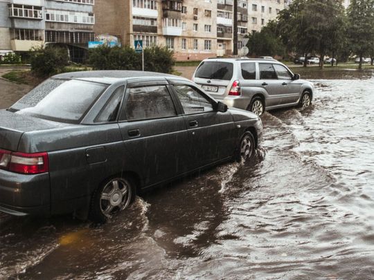 Київ після зливи «поплив», а місцями і горів: відео наслідків негоди в столиці