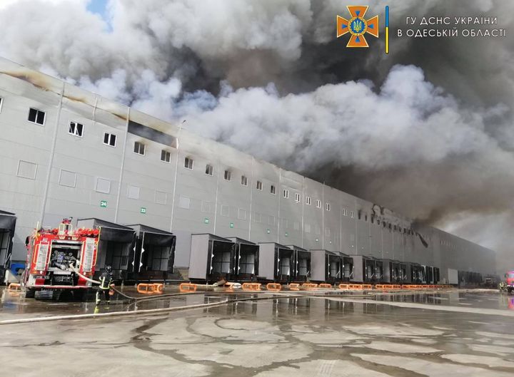 Масштабна пожежа у передмісті Одеси: горять склади великої мережі супермаркетів