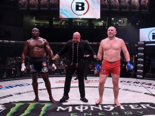 Російського десантника «задушили» в головному бою Bellator 265: найкращі моменти поєдинку