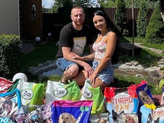 У Хмельницькому молодят гості обдарували горою собачого корму