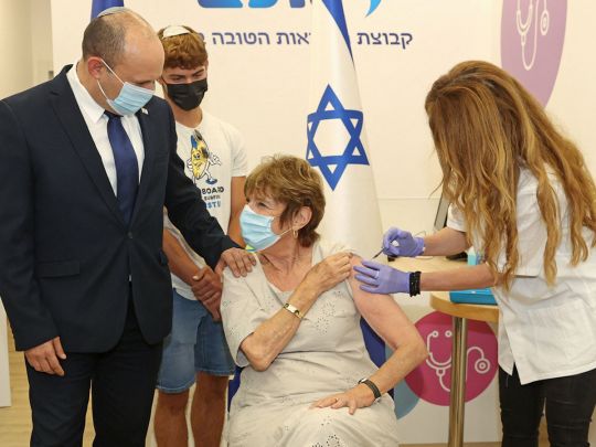 В Ізраїлі людей, яким за 60, почали прищеплювати третьою дозою Pfizer: лікар пояснив, як і навіщо це роблять