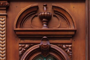 За счет жильцов и волонтеров: в Одессе отреставрировали старинную дверь
