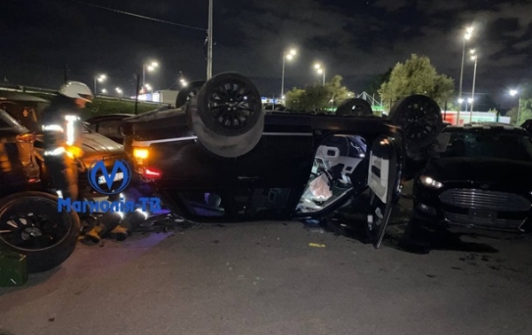 В Киеве внедорожник влетел на парковку и перевернулся на крышу