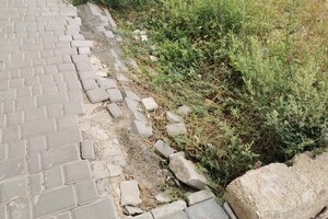 Неизвестно, чем закончится: около высотки на Таирова начала проваливаться земля