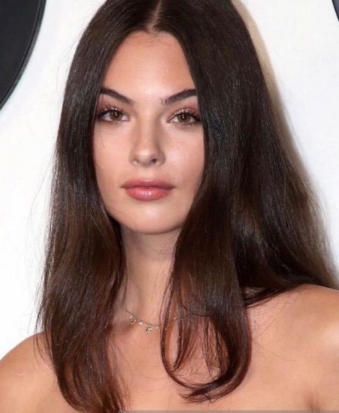 17-летняя дочь Моники Беллуччи восхитила внешностью на показе Dior