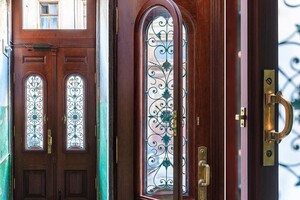 За счет жильцов и волонтеров: в Одессе отреставрировали старинную дверь