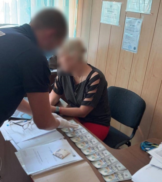 Сотрудница одесской миграционной службы оценила гражданство Украины в тысячу долларов