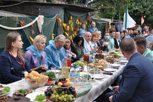 Богатый стол, песни и танцы: как на Молдаванке День города отмечали