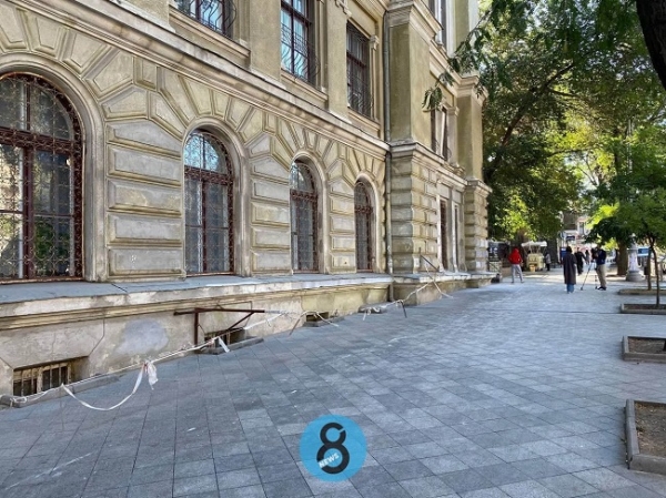 От библиотеки Одесского университета отвалились крупные куски фасада