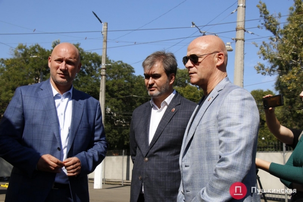 В Одессе презентовали 3 самодельных электробуса, которые скоро выйдут на новый городской маршрут. Фото