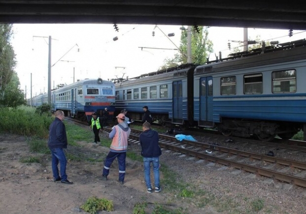 ЧП под Ивановским мостом: электричка насмерть сбила мопедиста