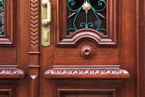 За счет жильцов и волонтеров: в Одессе отреставрировали старинную дверь