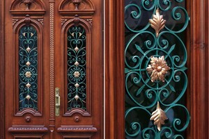 За счет жильцов и волонтеров: в Одессе отреставрировали старинную дверь