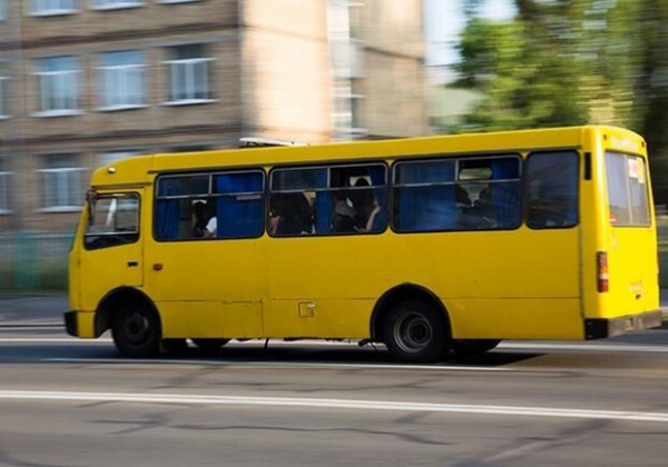 Объезжали пробку: под Одессой маршрутка слетела с дороги и чуть не перевернулась