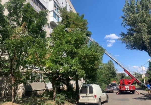 Съехались все: как в Одессе снимали мужчину с седьмого этажа
