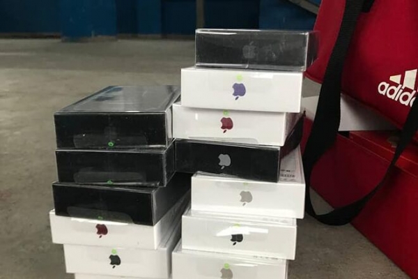 
                                                                        В Украину массово везут контрабанду Apple: таможенники выявили новую партию на 1 млн грн
                                                                                                                                                                                                                    