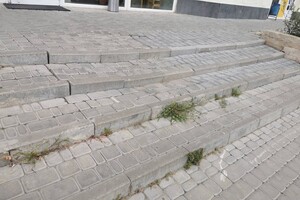 Неизвестно, чем закончится: около высотки на Таирова начала проваливаться земля