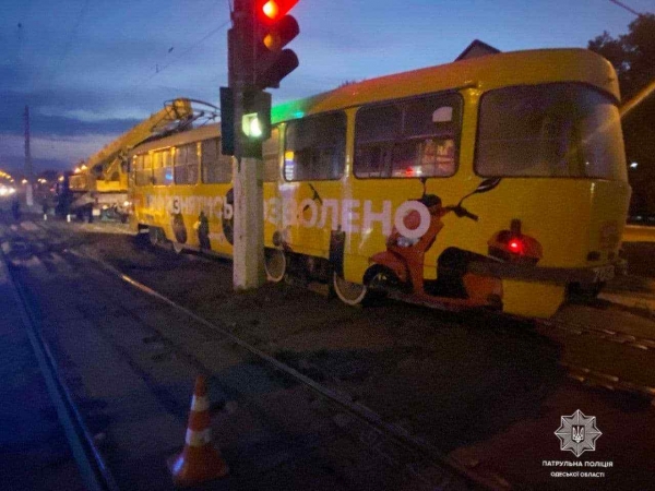 Рано утром в Одессе женщина попала под трамвай: пострадавшая погибла