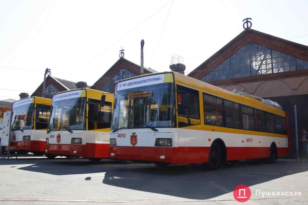 В Одессе презентовали 3 самодельных электробуса, которые скоро выйдут на новый городской маршрут. Фото