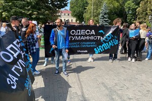 Собрались сотни людей: смотри, как в Одессе проходит Марш в защиту животных