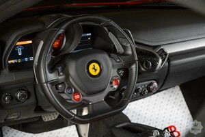 Есть на что посмотреть: в Одессе заметили яркую Ferrari за восемь миллионов