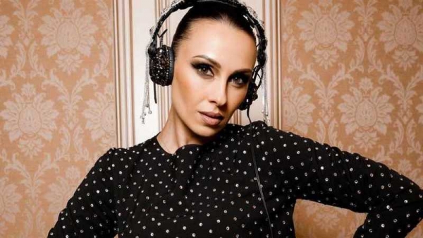 DJ NANA устроила чувственные танцы у холодильника