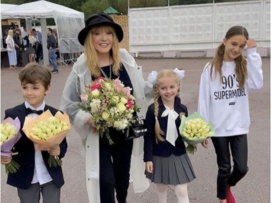 «Класна компаша»: Алла Пугачова відвела другокласників Лізу й Гаррі на шкільну лінійку