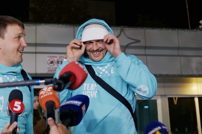 Усик зробив ексклюзивний подарунок Ілону Маску і повернувся до Києва